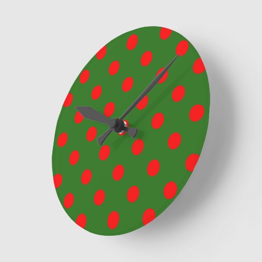 Red On Green Polka Dots Pattern Design  ラウンド壁時計 (傾斜)