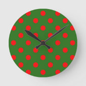 Red On Green Polka Dots Pattern Design ラウンド壁時計 (正面)