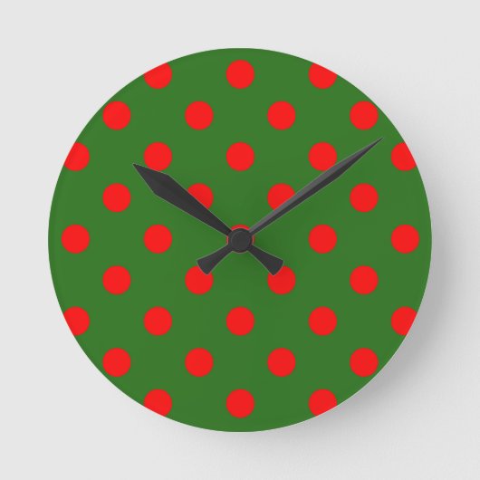 Red On Green Polka Dots Pattern Design  ラウンド壁時計 (正面)