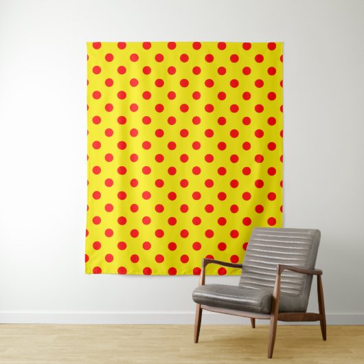 Red On Yellow Polka Dots Pattern Design  タペストリー (インサイチュ)
