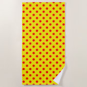 Red On Yellow Polka Dots Pattern Design  ビーチタオル (正面)