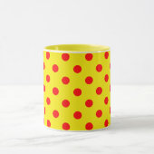 Red On Yellow Polka Dots Pattern Design  マグカップ (中央)