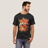 Red Panda and Fox cute Hug Cuddle Animals Tシャツ (正面フル)