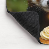 Red Panda Holding a Birthday Cupcake マウスパッド (コーナー)
