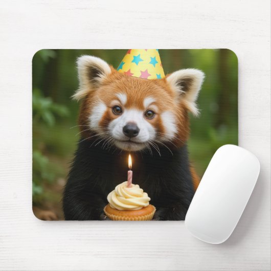 Red Panda Holding a Birthday Cupcake マウスパッド (マウス)