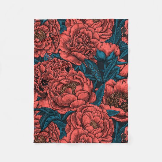 Red peony flowers and moths フリースブランケット (正面)