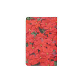 Red Poinsettias Iクリスマスホリデーフローラ写真 ポケットMoleskineノートブック (裏面)