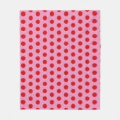 Red Polka Dots on Pink フリースブランケット (正面)