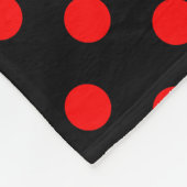 Red Polka Dots Pattern on Black Background フリースブランケット (角)