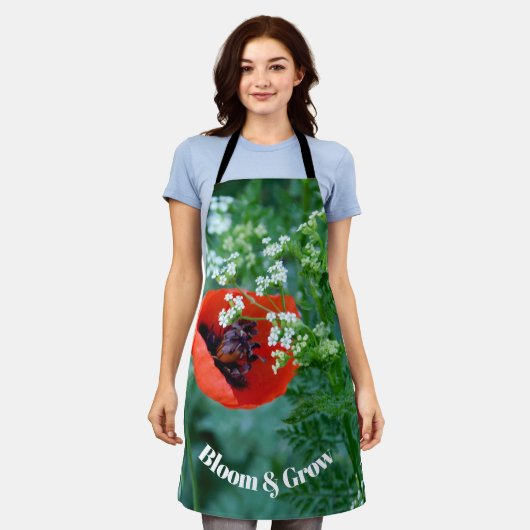 Red Poppy Flower Macro Art: Kitchen Apron エプロン (着用した状態)