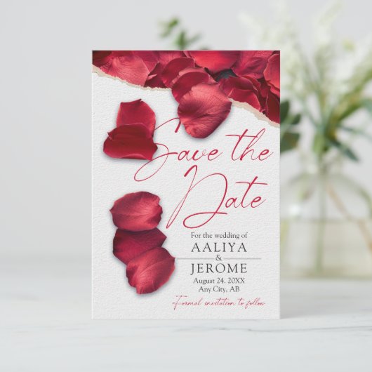 Red Rose Petals Save the Wedding Date Invitation 招待状 (スタンド正面)