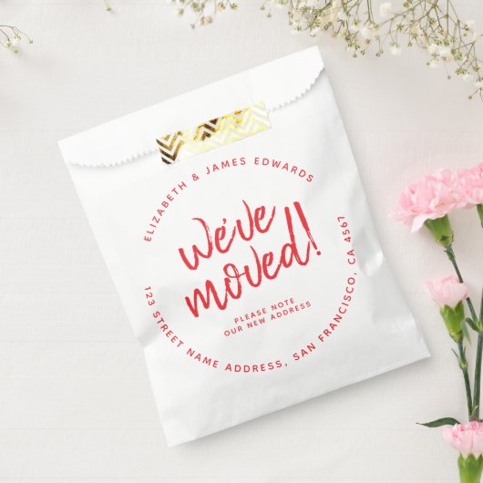 Red Rustic Script We've Moved New Address フェイバーバッグ (封をした状態)