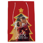 Red Shiny Christmas Tree Personalized Photo ミディアムペーパーバッグ (正面)