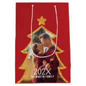 Red Shiny Christmas Tree Personalized Photo ミディアムペーパーバッグ (裏面)