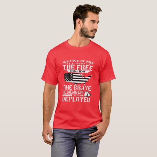 Red Shirt Friday Remember Everyone Deployed Tee sh Tシャツ (正面フル)