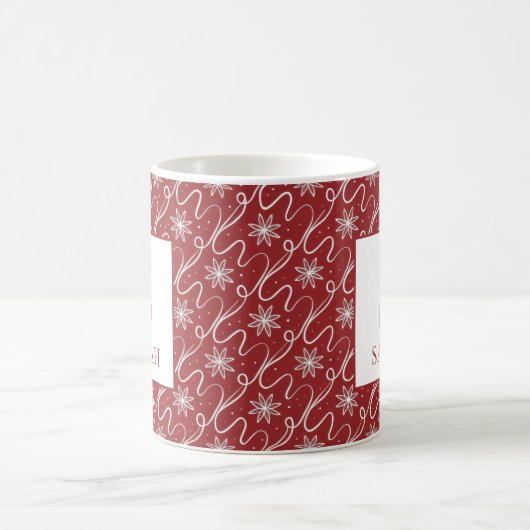 Red Snowflake Swirl Monogram Name コーヒーマグカップ (中央)
