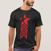 Red Star with Chevron Arrows – Minimal Abstract Tシャツ (正面)