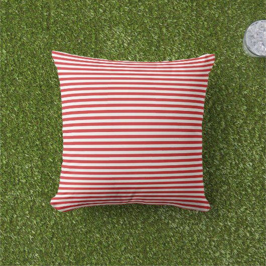 Red Stripes Outdoor Pillow アウトドアクッション (芝生)