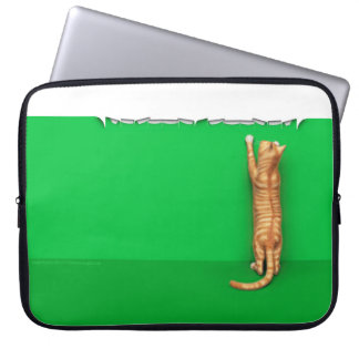 Red tabby cat rips paper laptop sleeve ラップトップスリーブ