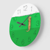 Red tabby cat rips paper round clock ラージ壁時計 (傾斜)