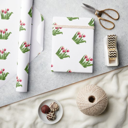 Red Tulips with Greenery on White ラッピングペーパー (クラフト)