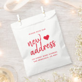 Red Typography Please Note Our New Address フェイバーバッグ (クリップ留めされた状態)