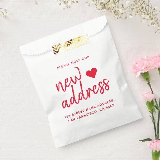 Red Typography Please Note Our New Address フェイバーバッグ (封をした状態)