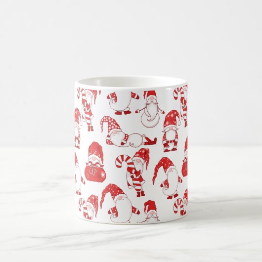 Red & White All-Over Christmas Gnome Pattern コーヒーマグカップ (中央)