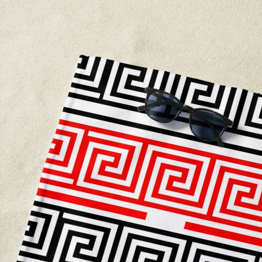 Red White Black Greek Key Fret Pattern Design  ビーチタオル (インサイチュ)