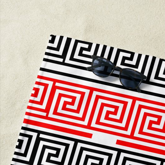 Red White Black Greek Key Fret Pattern Design ビーチタオル