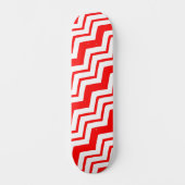 Red White Chevron Zigzag Pattern Design  スケートボード (正面)