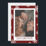 Red Winter Holiday日付の写真カードを保存 セーブザデート<br><div class="desc">この休日と赤い冬の結婚式を発表エレガントし、日付の写真カードを保存する。自分のイメージで簡単にパーソナライズし、この冬の結婚式の文字または背景色を変更する日付の写真カードを保存。</div>