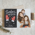 Red Winter Mittens Season's Greetings Photo シーズンカード<br><div class="desc">季節の挨拶 | このカスタマイズ可能なホリデーカードで友人や家族にあなたの休日の願いを送信する。この写真のクリスマスカードはモダン書道と赤い冬のミトンを備えている。詳細を追加してパーソナライズこの写真のホリデーカードは、他の色やカードストックで利用可能。一致するアイテムが使用可能。</div>