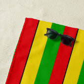 Red Yellow and Green Rasta Striped ビーチタオル (インサイチュ)