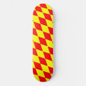 Red Yellow Harlequin Checkered Design スケートボード (正面)