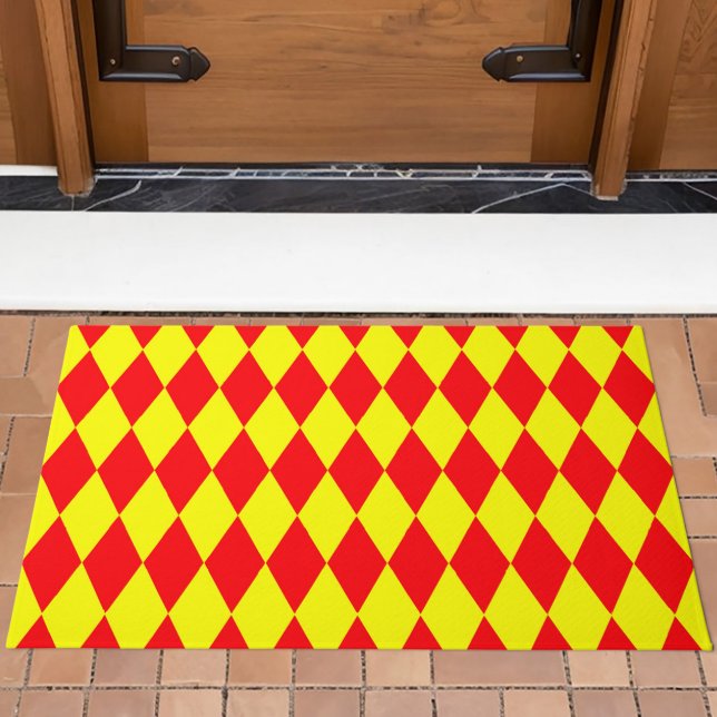 Red Yellow Harlequin Checkered Design  ドアマット (クリエイターアップロード済み)