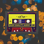 Rediscover Nostalgia：アートポップ・アートのカセットテープ ナイロン三つ折りウォレット<br><div class="desc">時間に戻り、我々のアートカセットテープ3つ折り財布の懐ポップ・アートのかしい魅力を受け入れる。この鮮やかアクセサリーは機能とよくはしゃぐひねりを組み合わせ、音楽の最盛期にあなたを運ぶ人目を引くカセットテープイラストレーションを特徴とする。財布だけでなく、ミックステープの思い出や鉛筆で巻き直し、新しい曲を発見する楽しみなど、旅の道をお気に入りの歩む。音楽愛好家やヴィンテージ愛好家に最適なレトロな毎日のスタイルしゃれているや、他の人との音楽の思い出を共有する招待状を追加する。</div>