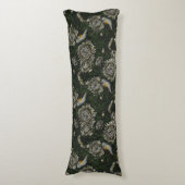 Redstarts in the chrysanthemums in green and white ボディピロー (正面縦)