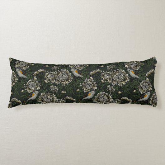 Redstarts in the chrysanthemums in green and white ボディピロー (正面)