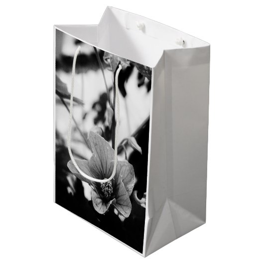 Redvein Abutilonフラワーブラック&ホワイト写真 ミディアムペーパーバッグ (正面アングル)