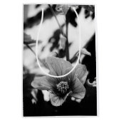 Redvein Abutilonフラワーブラック&ホワイト写真 ミディアムペーパーバッグ (正面)