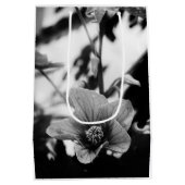 Redvein Abutilonフラワーブラック&ホワイト写真 ミディアムペーパーバッグ (裏面)