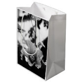 Redvein Abutilonフラワーブラック&ホワイト写真 ミディアムペーパーバッグ (裏面アングル)