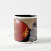 Redwareのコップおよび皿、c.1780 ツートーンマグカップ (中央)