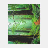 Redwood Forest Misty Tranquility Design フリースブランケット (正面)