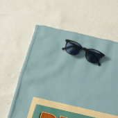 Reel Beach Shark Fishing Pin-Up Retro Blue Coastal ビーチタオル (インサイチュ)