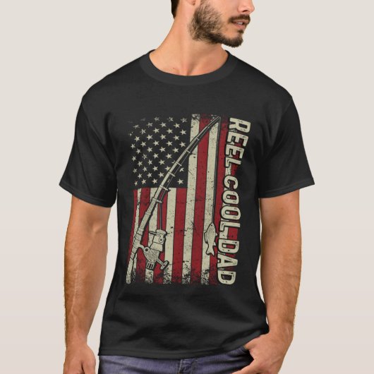 Reel Cool Dad American Flag Fishing Christmas Tシャツ (正面)