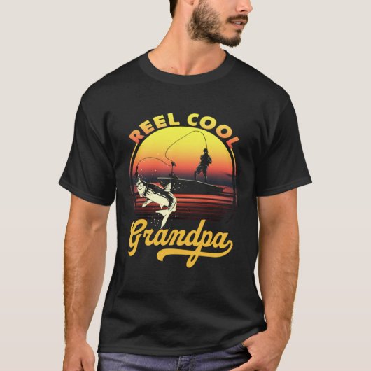 Reel Cool Grandpa Fishing Papa Tシャツ (正面)