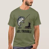 Reel Trouble – Funny Fishing Cartoon Design Tシャツ (正面)