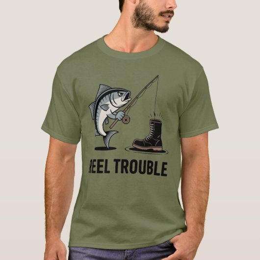 Reel Trouble – Funny Fishing Cartoon Design Tシャツ (正面)
